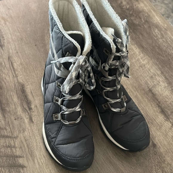 Like New Columbia techlite waterproof snowboots size 6 - Picture 3 of 7